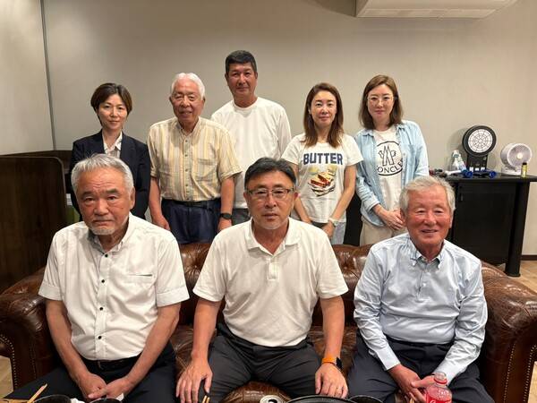 아이오이평화기념비를지키는모임 임원들과 가족, 지인이 모여 기념사진을 찍고 있다. /서동진 기자