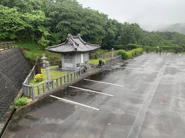 일본 효고현 아이오이시 동부묘원 주차장 한편에 있는 한국·조선인 무연고자 위령비인 '한국조선인무연불지비'. /이동욱 기자