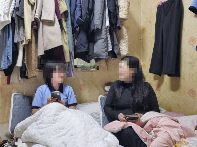 시은 양이 어머니와 방 안에서 생활하는 모습. 김지효 기자