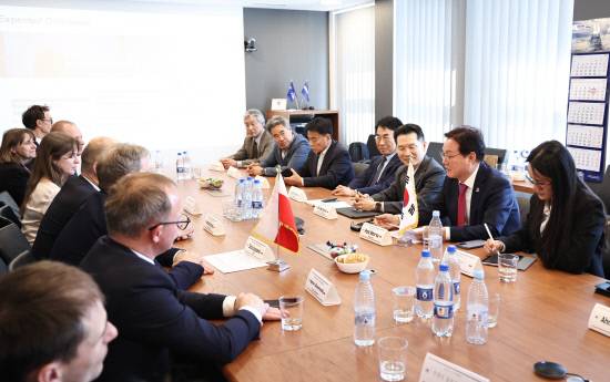 박완수 지사 등 일행이 폴란드 레몬토바조선소를 방문해 세일즈 외교를 펼치고 있다. 사진=경남도