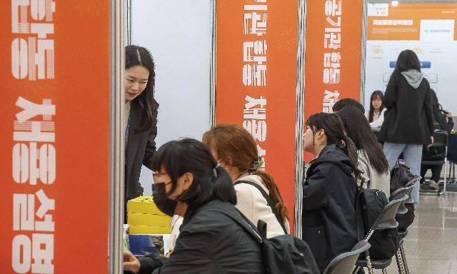 올해 4월 8일 부산시청 로비에서 열린 ‘부산 혁신도시와 함께하는 2025 지역인재 공공기관 합동 채용설명회’에 참가한 취업 준비생들이 상담하고 있는 모습. 부산일보DB