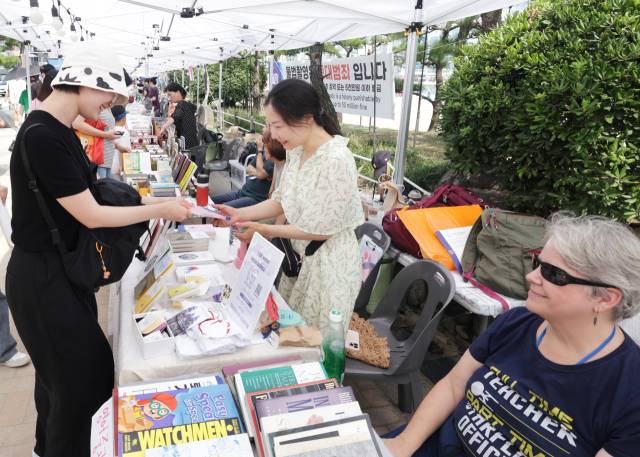 지난해 광안리해수욕장에서 열린 ‘해변 도서전’ 모습. 부산일보DB