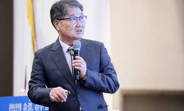 박방룡 前 국립공주·부여박물관 관장 13일 오후 경주시 The-K호텔 경주에서 열린 2025 경북문화포럼 '천년의 숨결, 경주 남산을 담다' 에서 '신라 도성의 핵심 방어시설, 남산신성'에 대해 주제발표를 하고 있다. 정훈진 기자 jhj131@kyongbuk.com