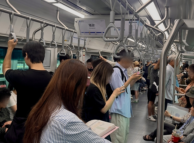 13일 오후 2시 50분쯤 구미에서 경산으로 향하는 대경선 열차 내부. 출발역부터 승객들이 몰려 많은 시민들이 서있다. 박영민 기자.