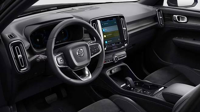 볼보 XC40 블랙 에디션 실내