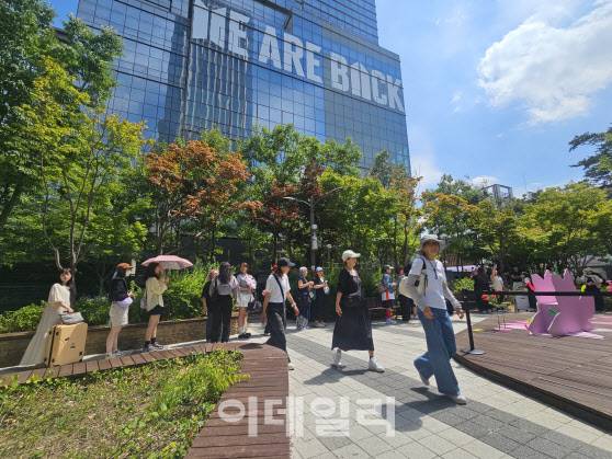 외국인 관광객들이 15일 오후 서울 용산구 하이브 사옥을 방문하기 위해 줄을 서고 있다.(사진=이영민 기자)