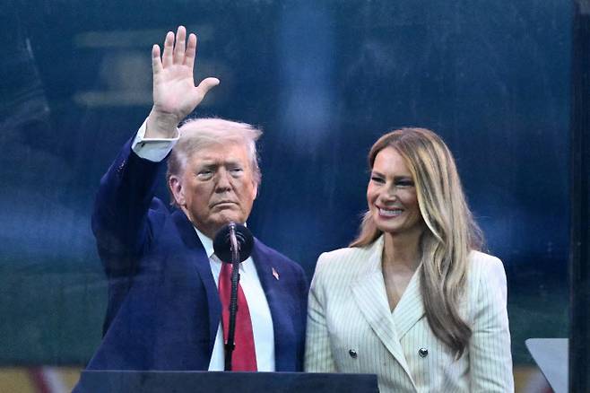 14일(현지시간) , 워싱턴 DC에서 열린 미 육군 창설 250주년 기념 퍼레이드에 참석한 도널드 트럼프(왼쪽) 미국 대통령이 멜라니아 여사와 함께 손을 흔들고 있다.(사진=AFP)