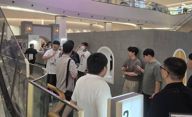 - 이미 엄청난 대기열이 형성되어 있었다