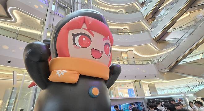 - 가까이서 보니까 진짜 거대하다