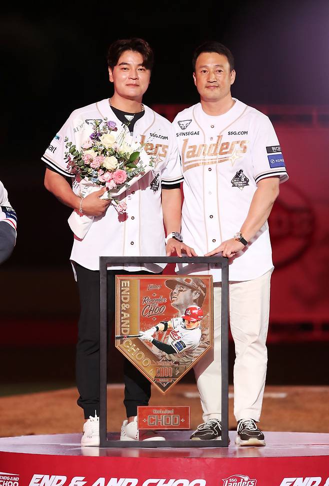 추신수 SSG 랜더스 구단주 보좌역 겸 육성총괄이 14일 인천 SSG랜더스필드에서 열린 자신의 은퇴식에서 김재현 단장과 기념촬영하고 있다. 2025.6.14&nbsp;