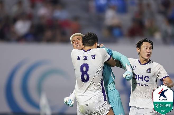 14일 수원FC와 경기에서 후반 추가시간 상대 페널티킥이 득점으로 연결되지 않자 환호하는 FC안양 선수들