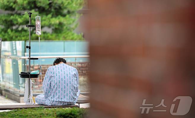 지난해 7월 서울 시내 한 대학병원에서 환자가 휴식을 취하고 있다. 2024.7.21/뉴스1 ⓒ News1 김도우 기자