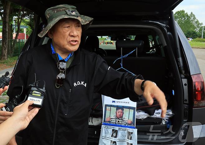 최성룡 납북자가족모임 대표가 15일 경기 파주시 임진각 평화랜드 인근에서 취재진과 인터뷰를 하고 있다. 한편, 경기 파주경찰서는 납북자가족모임이 14일부터 한 달여간 열리는 것으로 신고한 '납치된 가족 소식 보내기' 집회를 제한 통고했다고 밝혔다. 단체는 예정대로 행사를 강행할 방침이나, 정부의 해결 의지가 있다면 중단을 고려하겠다고 밝혔다. 2025.6.15/뉴스1 ⓒ News1 김진환 기자