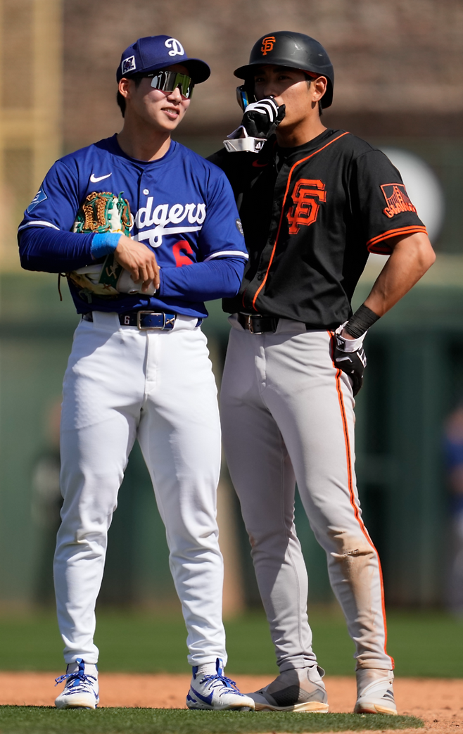 김혜성(왼쪽)과 이정후(오른쪽)가 이야기를 나누고 있다. 사진 | AP연합뉴스