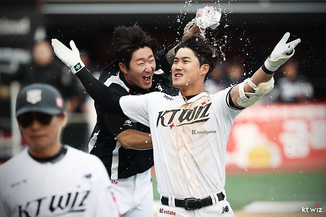 배정대가 김민혁의 축하를 받고 있다. 사진 | KT 위즈