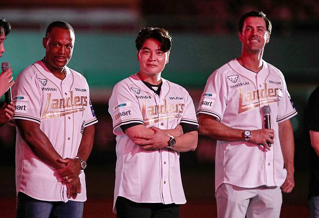 14일 인천SSG랜더스필드에서 열린 추신수 보좌역 은퇴식에서 메이저리그(ML) 전설 아드리안 벨트레(왼쪽), 콜 해멀스(오른쪽)가 추신수 보좌역과 나란히 섰다. 사진 | SSG 랜더스