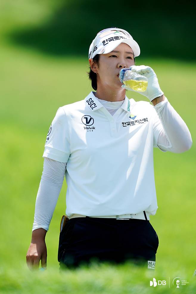 박지영이 15일 레인보우힐스CC에서 열린 DB그룹 제39회 한국여자오픈 최종라운드 도중 비타민을 탄 물을 마시고 있다. 사진 | KGA
