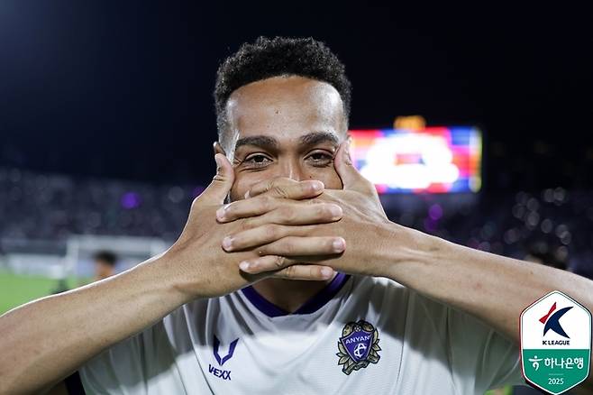 안양 모따가 14일 수원FC전이 끝난 뒤 자신의 시그니처 세리머니를 보이고 있다. 사진 | 한국프로축구연맹