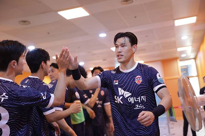 써드 유니폼 입고 입장하는 제주 이창민. 사진 | 제주