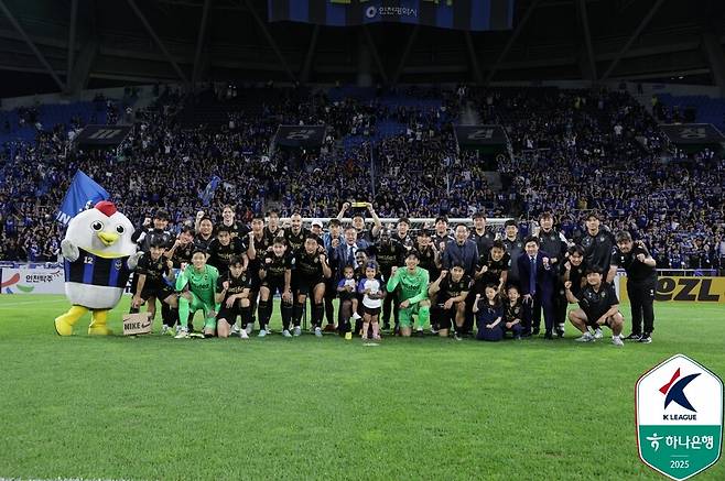 하나은행 K리그2 2025 15라운드 부천FC와의 경기에서 승리한 이후 환호하는 인천 유나이티드 선수단. 사진┃한국프로축구연맹