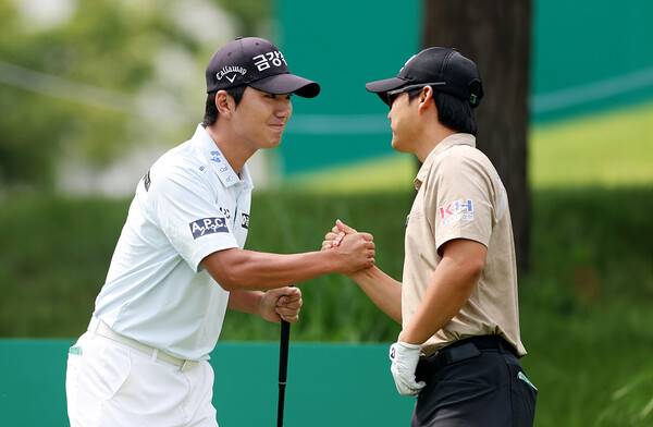 15일 경기도 안산시 대부도에 위치한 더헤븐 컨트리클럽(파72·7,293야드)에서 열린&nbsp;'2025 한국프로골프(KPGA) 투어 하나은행 인비테이셔널(총상금 13억 원)' 최종 라운드에 출전한 옥태훈과 정한밀이 인사를 나누고 있다. 사진┃KPGA