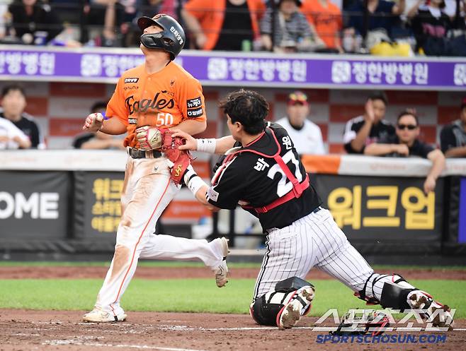 14일 대전 한화생명볼파크에서 열린 한화와 LG의 경기. 5회말 2사 3루. 임찬규의 볼이 홈에서 빠진 가운데 3루주자 이원석이 홈으로 쇄도했으나 태그아웃을 당하고 있다. 대전=송정헌 기자songs@sportschosun.com/2025.06.14/