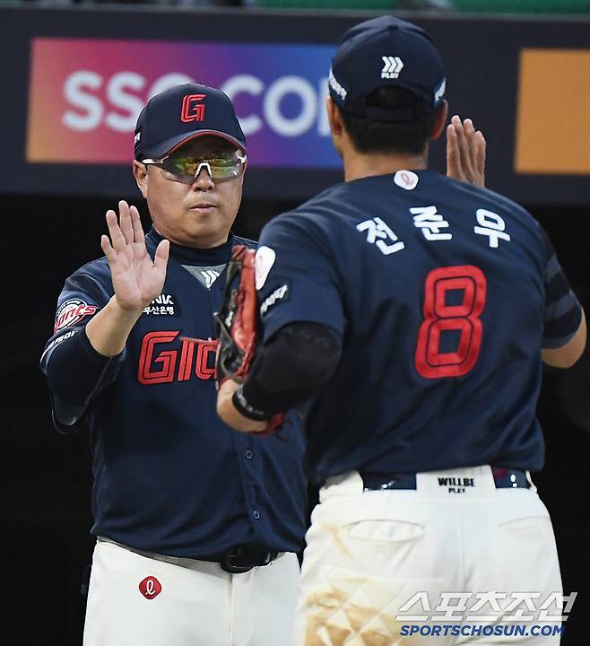 14일 인천 SSG랜더스필드에서 열린 롯데-SSG전에서 롯데가 4대2로 승리했다. 김태형 감독이 전준우와 하이파이브하고 있다. 인천=정재근 기자 cjg@sportschosun.com/2025.6.14/