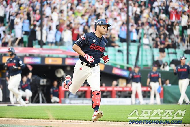 14일 인천 SSG랜더스필드에서 열린 롯데-SSG전. 8회초 2사 1, 3루 전준우가 1타점 적시타를 치고 있다. 인천=정재근 기자 cjg@sportschosun.com/2025.6.14/