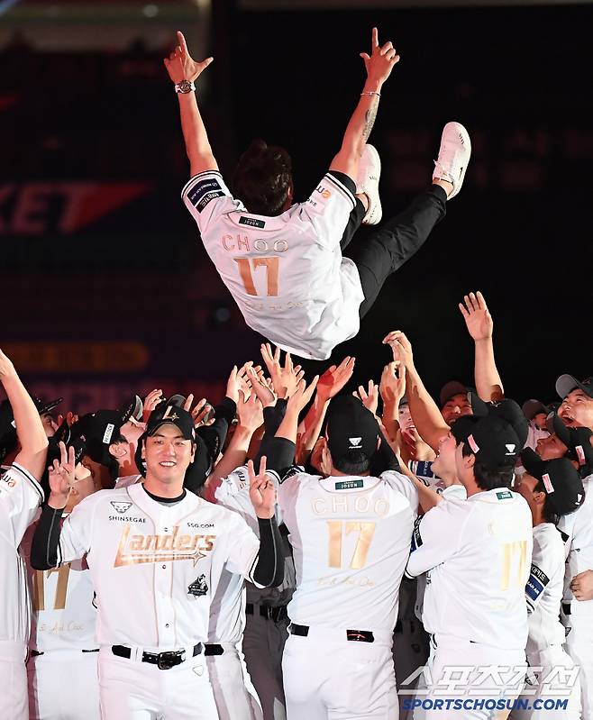 14일 인천 SSG랜더스필드에서 롯데-SSG전 종료 후 추신수의 은퇴식이 열렸다. 추신수가 그라운드를 돌아 2루에서 두 아들과 함께 포즈 취하고 있다. 인천=정재근 기자 cjg@sportschosun.com/2025.6.14/