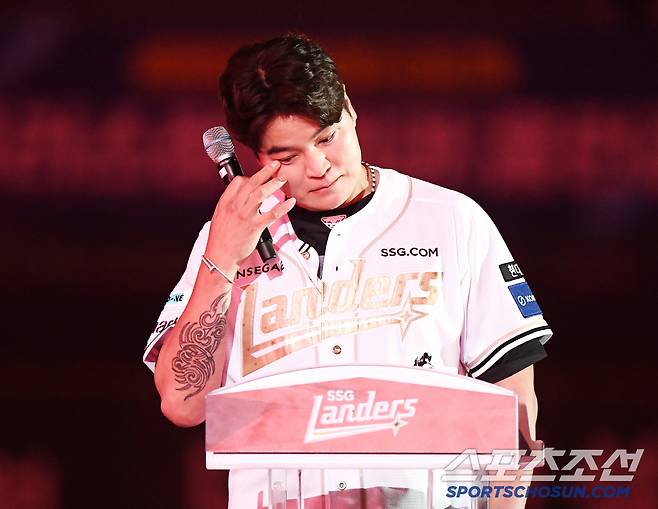 14일 인천 SSG랜더스필드에서 롯데-SSG전 종료 후 추신수의 은퇴식이 열렸다. 추신수가 은퇴 소감을 말하던 중 가족 얘기를 하며 눈시울을 글썽이고 있다. 인천=정재근 기자 cjg@sportschosun.com/2025.6.14/