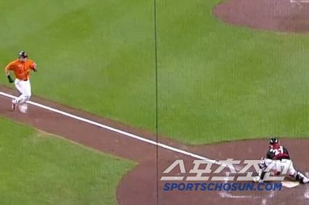 LG 좌익수 송찬의가 이재원의 안타 타구를 잡아 홈에 뿌려 포수 박동원이 잡았을 때 2루주자 안치홍은 홈까지 한참 남은 상태였다.  SPOTV 중계화면 캡쳐