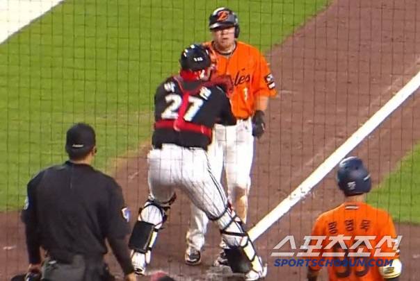 LG 좌익수 송찬의가 이재원의 안타 타구를 잡아 홈에 뿌려 포수 박동원이 잡은 뒤 2루주자 안치홍을 태그아웃시키고 있다. SPOTV 중계화면 캡쳐