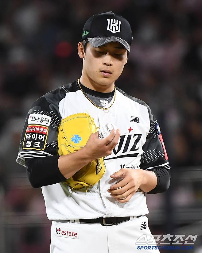 11일 수원 KT위즈파크에서 열린 롯데-KT전. 8회초 만루 위기에서 등판해 역전을 허용한 박영현이 아쉬워하고 있다. 수원=정재근 기자 cjg@sportschosun.com/2025.6.11/