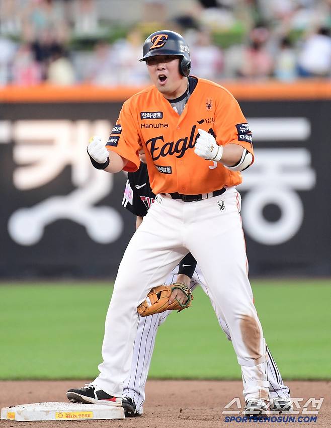 14일 대전 한화생명볼파크에서 열린 한화와 LG의 경기. 7회말 1사 2루. 1타점 2루타를 날린 한화 안치홍. 대전=송정헌 기자songs@sportschosun.com/2025.06.14/