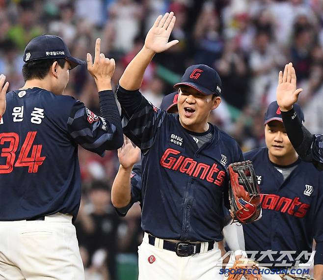 14일 인천 SSG랜더스필드에서 열린 롯데-SSG전에서 롯데가 4대2로 승리했다. 김민성이 김원중과 하이파이브하고 있다. 인천=정재근 기자 cjg@sportschosun.com/2025.6.14/