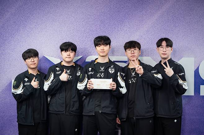 젠지가 지난 13일 부산 사직실내체육관에서 열린 '로드 투 MSI' 3라운드에서 한화생명e스포츠에 3대2의 극적인 역전승을 거두며 LCK에서 가장 먼저 MSI 진출권을 따냈다. 사진제공=LCK