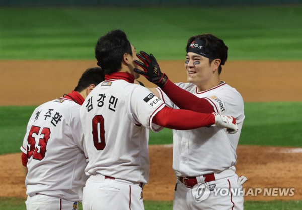 김강민과 포옹하는 추신수. ⓒ연합뉴스