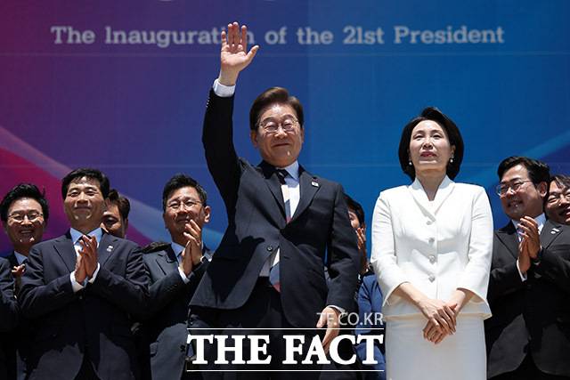 이재명 대통령이 G7 정상회의 참석차 첫 해외 순방길에 오른다. 이 대통령 내외가 4일 오전 서울 여의도 국회 로텐더홀에서 취임 선서를 마치고 나와 잔디광장에 모인 시민들을 향해 인사하고 있다. /국회사진기자단