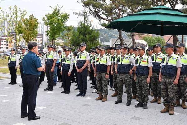 남양주북부경찰서 임실기 서장 자율방범대와 합동순찰 참석 대원들에게 인사말 모습(사진제공=남양주북부경찰서)
