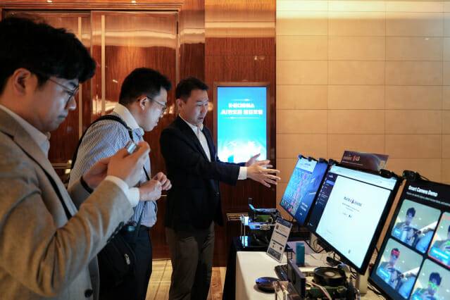 모빌린트가 지난달 20일 개최된 AI반도체 포럼에서 칩으로 온디바이스 AI를 구현하고 있다.(사진=모빌린트)