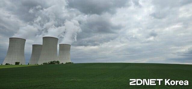 체코 두코바니 원전이 냉각탑으로 수증기를 배출하고 있다. 오른쪽 공간이 두코바니 원전 5,6호기 부지.