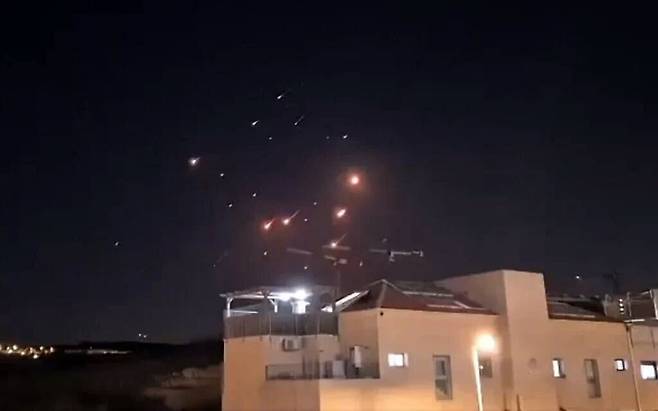 14일 밤 이스라엘 북부 하이파 지역으로 날아오는 이란 미사일을 이스라엘 방공망이 요격하는 모습. /소셜미디어 X