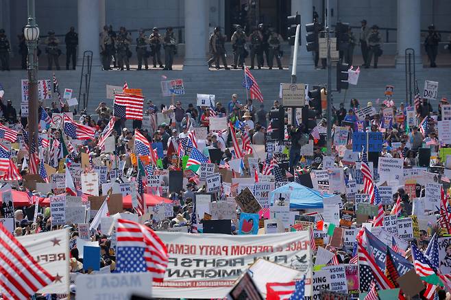 14일 미 캘리포니아주 로스앤젤레스 시청 앞에서 도널드 트럼프 대통령의 정책에 반대하는 시민들이 대규모 시위를 벌이고 있다. /로이터 연합뉴스