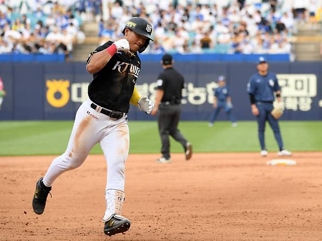 15일 대구 라이온즈파크에서 열린 삼성과 KT의 경기. 5회초 1사 1루 KT 안현민이 투런포를 날린 뒤 환호하고 있다. /박재만 스포츠조선 기자