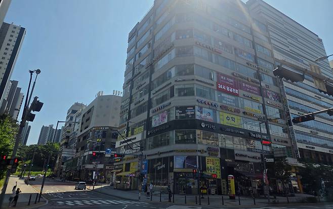 11일 오후 경기 부천시 옥길지구 지식산업센터  인근 상가. /방재혁 기자