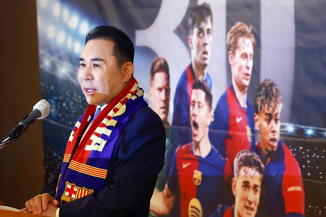 윤홍근 제너시스BBQ 그룹 회장이 지난 10일 서울 중구 롯데호텔에서 BBQ 창사 30주년 기념 스페인 프로축구 FC바르셀로나 초청 경기 계획을 발표하고 있다./연합뉴스