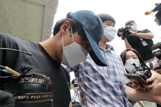 생후 20개월 영아를 잔혹하게 살해한 양씨가 검찰 송치를 위해 대전 둔산경찰서를 나오고 있다. 연합뉴스