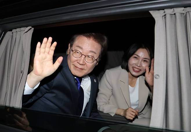 이재명 대통령과 영부인 김혜경 여사가 지난 4일 국회 인근에서 당 주최로 열린 국민개표방송 행사에서 연설을 마친 뒤 차창 밖으로 인사하고 있다. ⓒ연합뉴스