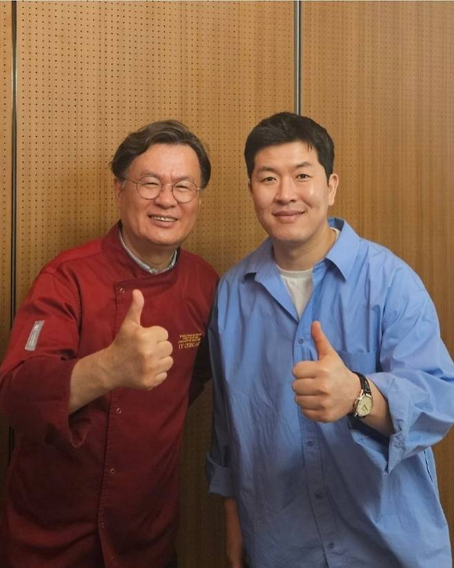 최근 수제 핫도그집을 오픈한 ‘자영업자’ 김병현(오른쪾)이 중식의 거장인 여경래 셰프와 기념사진을 찍었다.  김병현 인스타그램