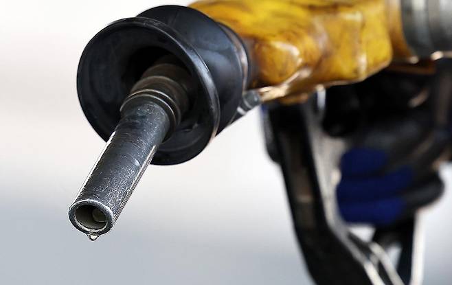 서울의 한 주유소 주유기에서 기름 한방울이 떨어지고 있다./뉴스1